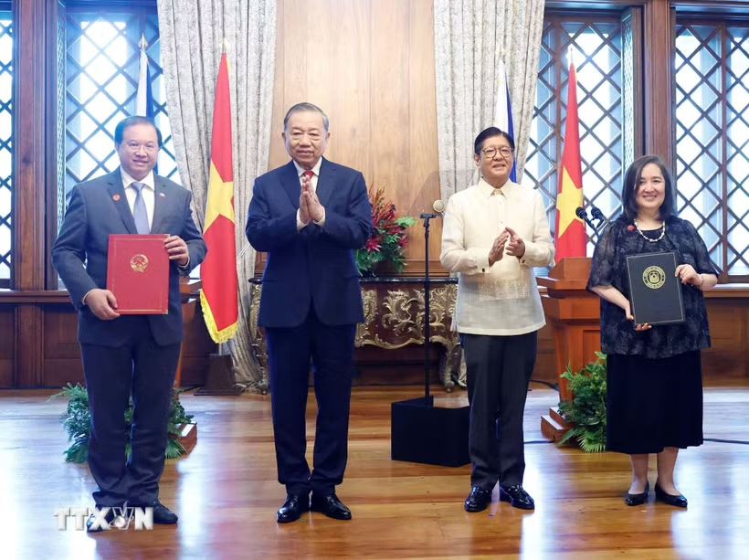 Tổng Bí thư, Chủ tịch nước Tô Lâm và Tổng thống Philippines Ferdinand Romualdez Marcos Jr. chứng kiến lễ trao các văn kiện hợp tác giữa hai nước