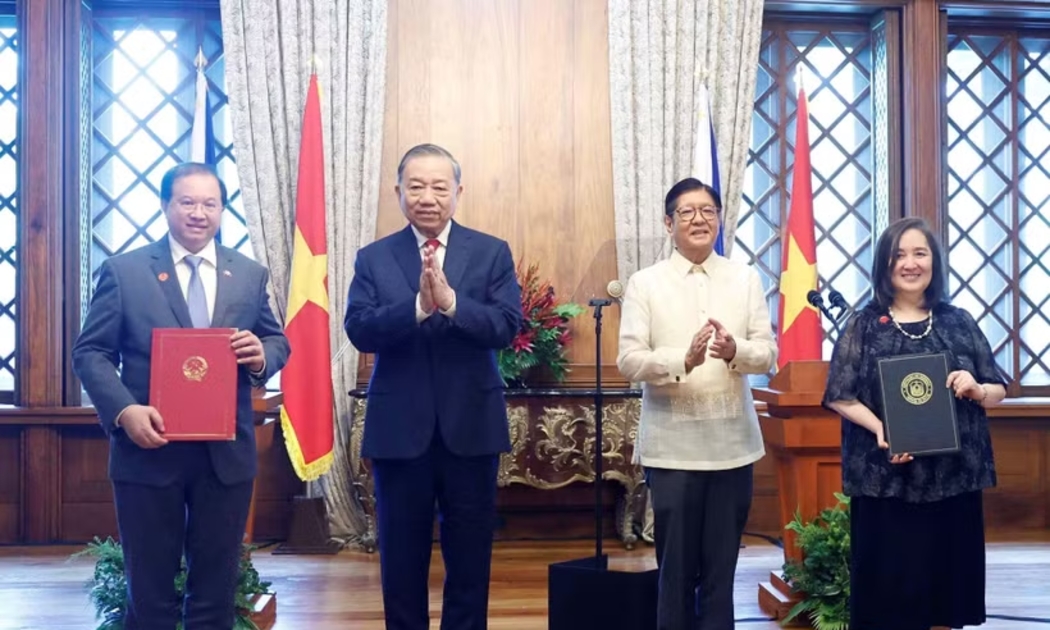 Tổng Bí thư, Chủ tịch nước Tô Lâm và Tổng thống Philippines Ferdinand Romualdez Marcos Jr. chứng kiến lễ trao các văn kiện hợp tác giữa hai nước