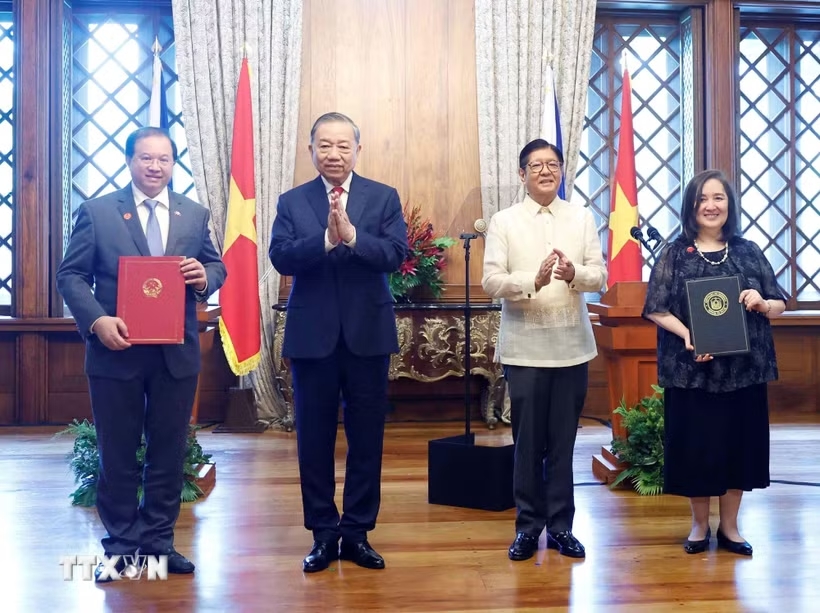 Tổng Bí thư, Chủ tịch nước Tô Lâm và Tổng thống Philippines Ferdinand Romualdez Marcos Jr. chứng kiến lễ trao các văn kiện hợp tác giữa hai nước - Ảnh: TTXVN