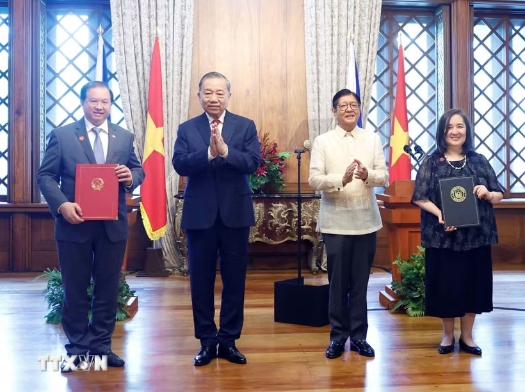 Tổng Bí thư, Chủ tịch nước Tô Lâm và Tổng thống Philippines Ferdinand Romualdez Marcos Jr. chứng kiến lễ trao các văn kiện hợp tác giữa hai nước