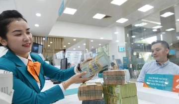 Kỷ nguyên tiền rẻ khép lại, áp lực đè nặng người vay vốn