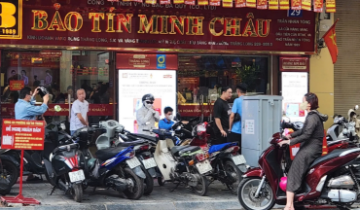 Vàng giảm sâu: Cửa hàng mở van bán, khách lại ùn ùn kéo đến