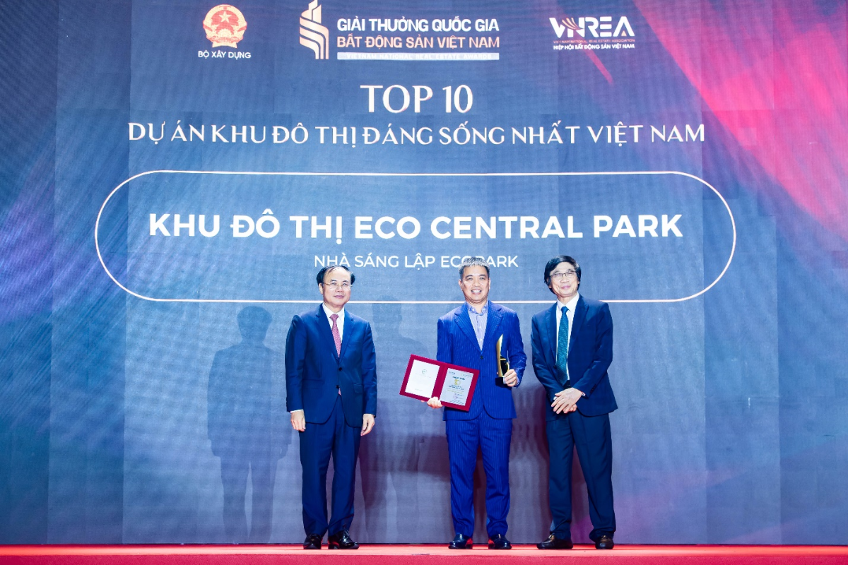Ông Nguyễn Đức Cảnh – Tổng giám đốc DB Group- Nhà sáng lập Ecopark nhận giải thưởng tại Lễ trao Giải thưởng Quốc gia Bất động sản Việt Nam lần thứ II.