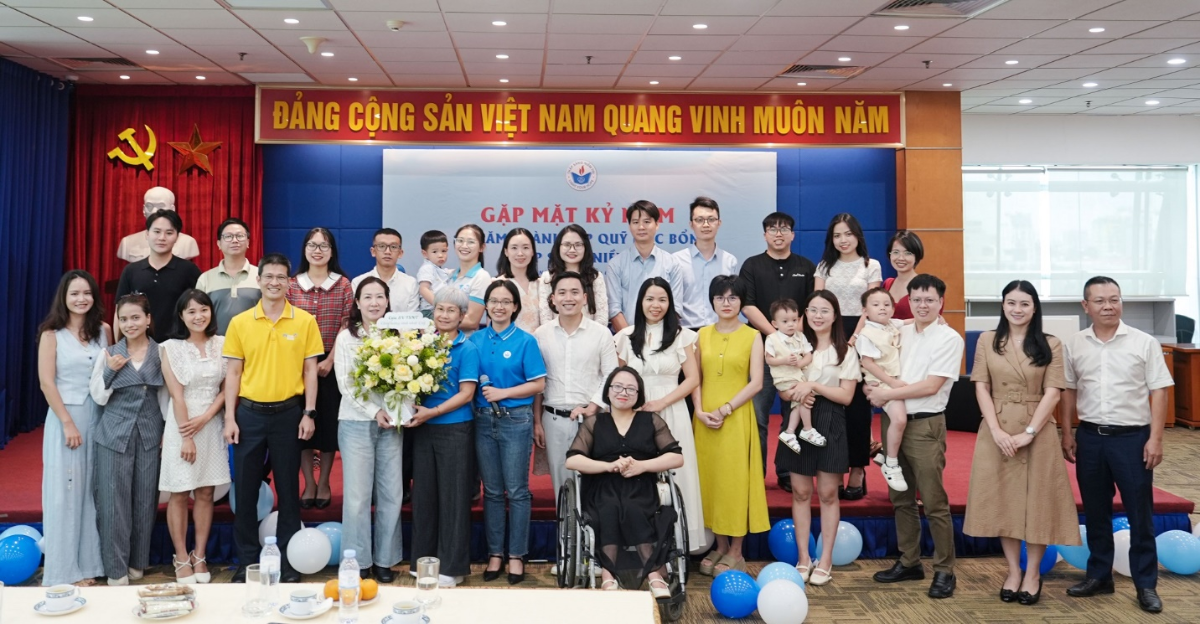 Các thế hệ cựu sinh viên gặp gỡ, chia sẻ tại Lễ Gặp mặt Kỷ niệm 19 năm thành lập Quỹ học bổng Thắp Sáng Niềm Tin.