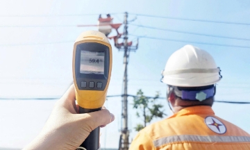 Trưa 26/5 tại Quảng Ninh, nhiệt độ thiết bị thao tác ngoài trời đo được lên tới gần 60 độ C. Ảnh: EVN