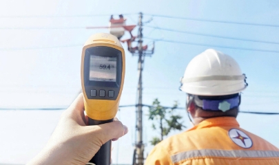 Trưa 26/5 tại Quảng Ninh, nhiệt độ thiết bị thao tác ngoài trời đo được lên tới gần 60 độ C. Ảnh: EVN