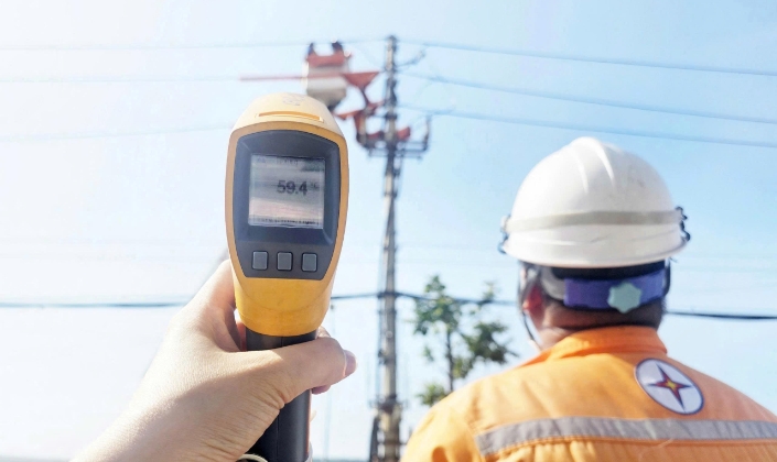 Trưa 26/5 tại Quảng Ninh, nhiệt độ thiết bị thao tác ngoài trời đo được lên tới gần 60 độ C. Ảnh: EVN