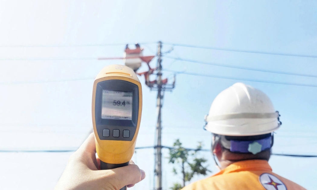 Trưa 26/5 tại Quảng Ninh, nhiệt độ thiết bị thao tác ngoài trời đo được lên tới gần 60 độ C. Ảnh: EVN