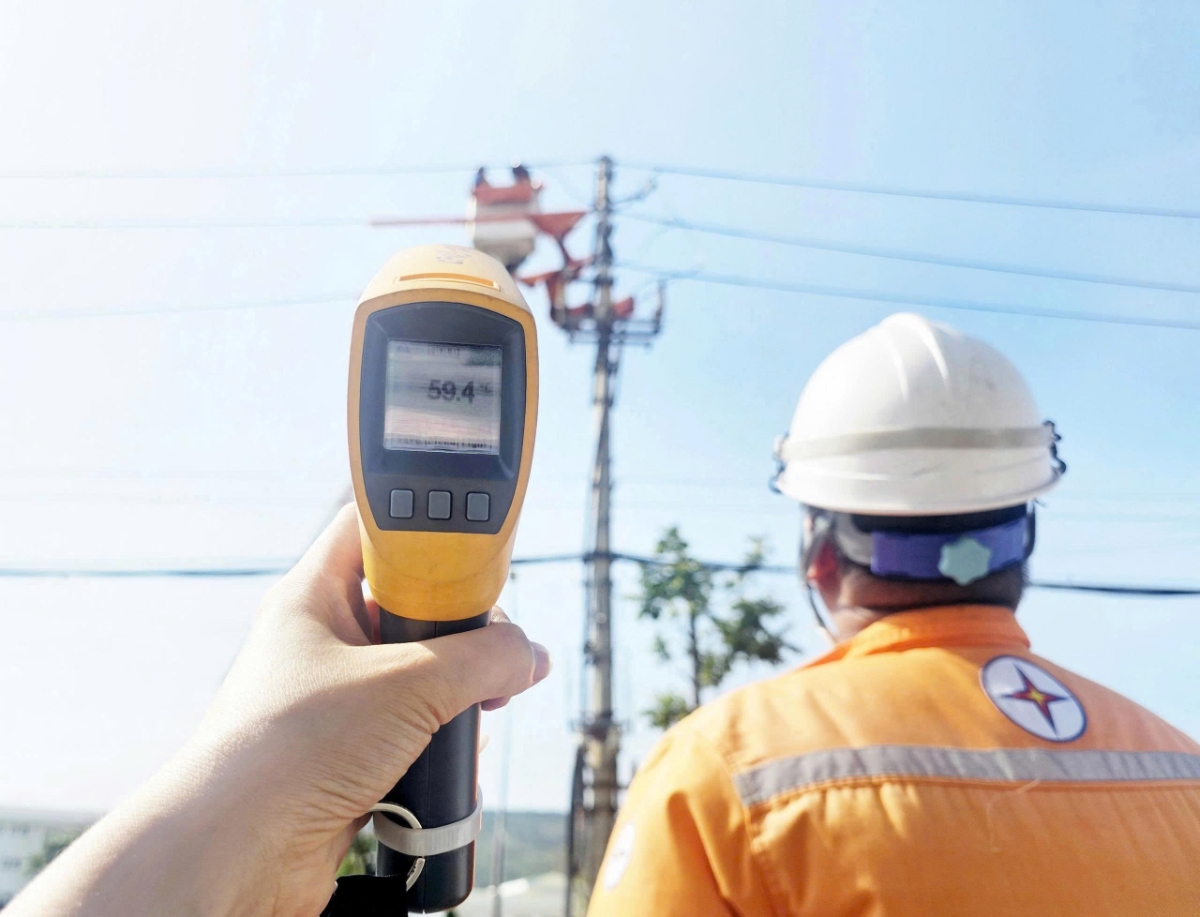 Trưa 26/5 tại Quảng Ninh, nhiệt độ thiết bị thao tác ngoài trời đo được lên tới gần 60 độ C. Ảnh: EVN