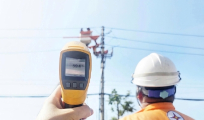 Trưa 26/5 tại Quảng Ninh, nhiệt độ thiết bị thao tác ngoài trời đo được lên tới gần 60 độ C. Ảnh: EVN