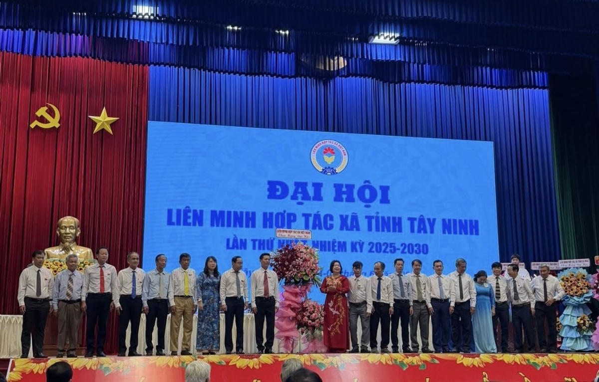 Chủ tịch Liên minh HTX Việt Nam Cao Xuân Thu Vân tặng hoa chúc mừng Đại hội.