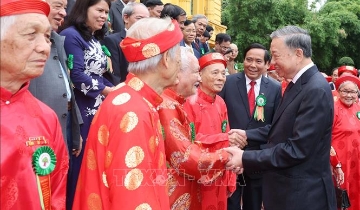 Người cao tuổi tiếp tục là điểm tựa của gia đình và xã hội