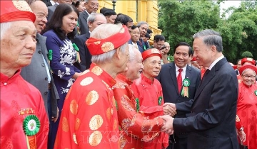 Người cao tuổi tiếp tục là điểm tựa của gia đình và xã hội