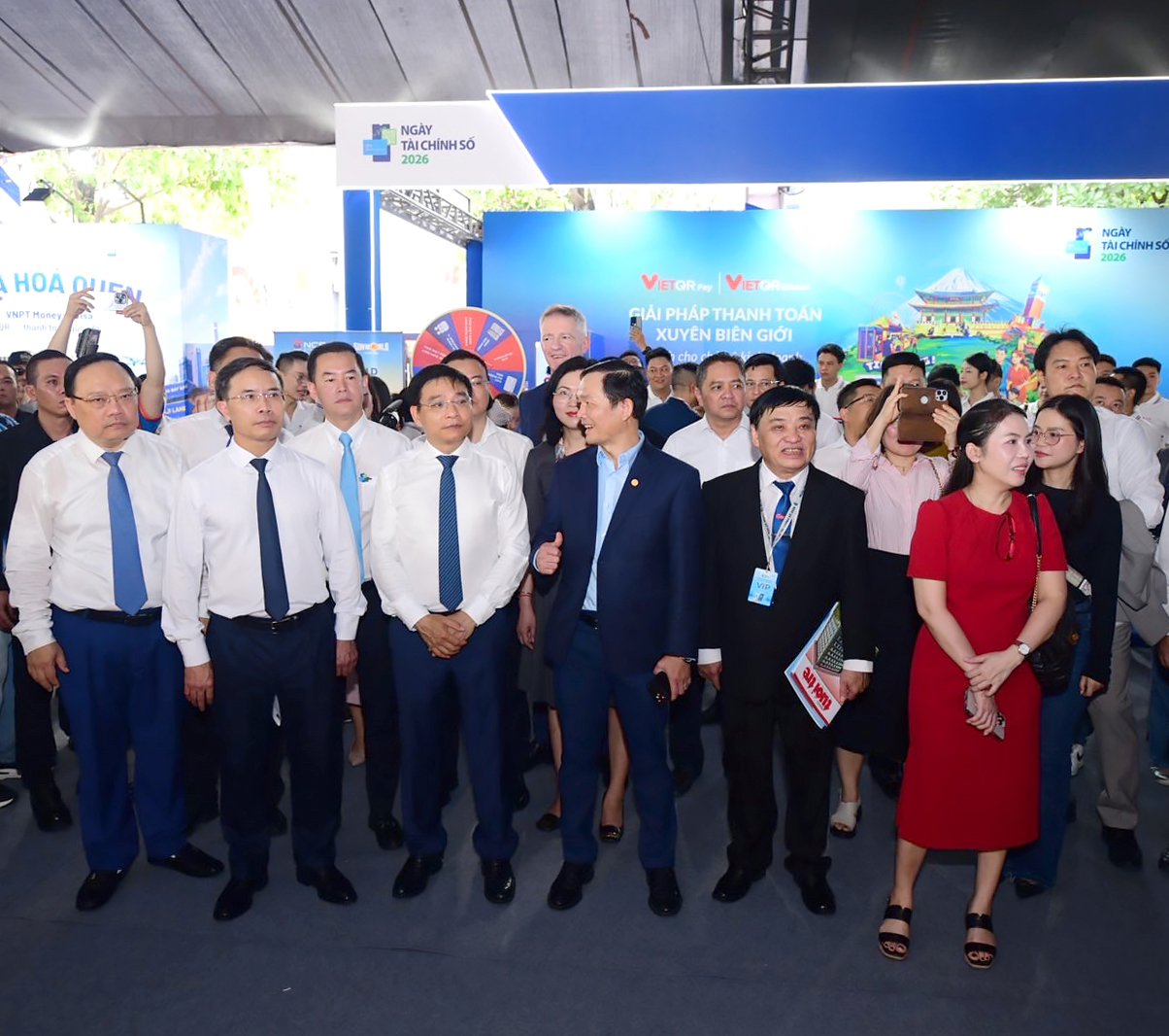 Ông Hà Văn Trung - Phó TGĐ thường trực SACOMBANK (thứ 4 từ trái sang) đón tiếp Phó Thủ tướng Chính phủ Nguyễn Văn Thắng, Thống đốc NHNN Phạm Đức Ấn, Vụ trưởng Vụ Thanh toán Phạm Anh Tuấn, TBT báo Tuổi trẻ Lê Thế Chữ và đoàn đại biểu tham quan gian hàng SACOMBANK.