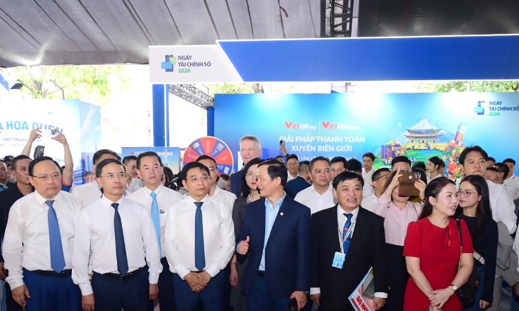 Gian hàng của Sacombank thu hút khách quốc tế tại lễ hội tài chính số