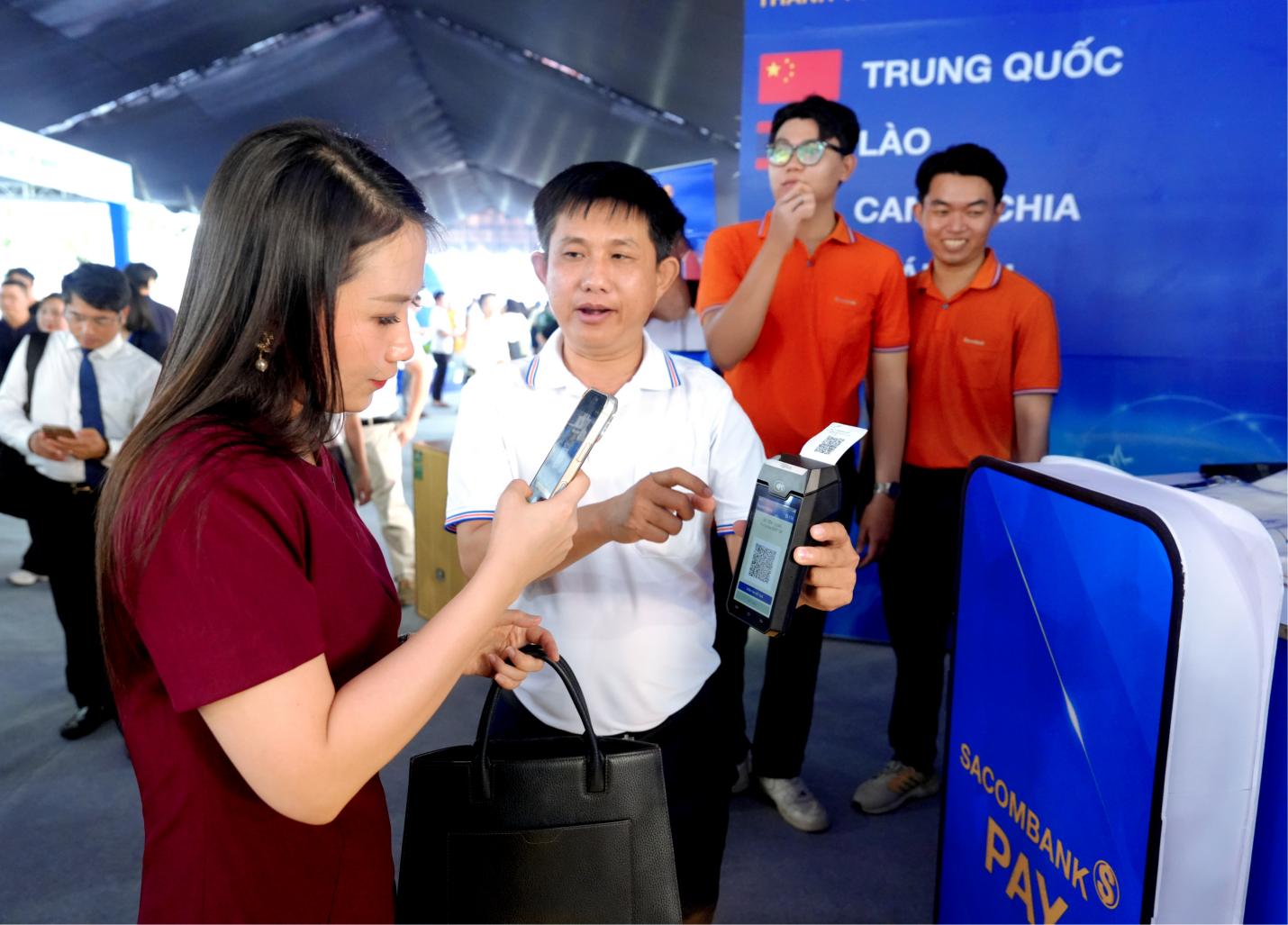 Khách tham quan quét mã VIETQRGlobal trên POS SACOMBANK.