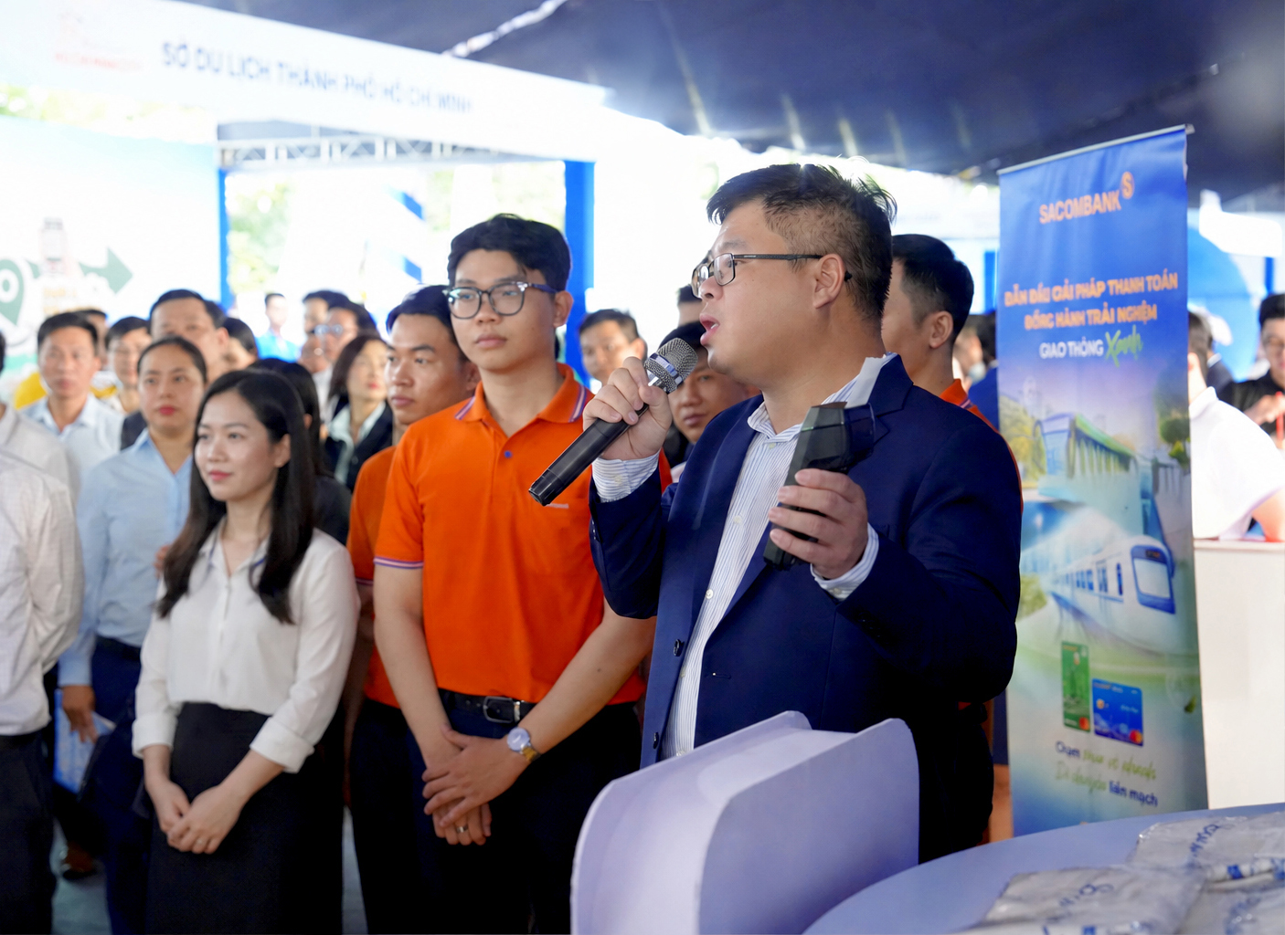 Ông Phạm Đức Duy - PGĐ Khối Bán lẻ SACOMBANK trình bày với đoàn đại biểu cấp cao về các dịch vụ thanh toán của SACOMBANK, trong đó nổi bật là giải pháp thanh toán giao thông Open-loop và giải pháp thanh toán xuyên biên giới VIETQRGlobal.