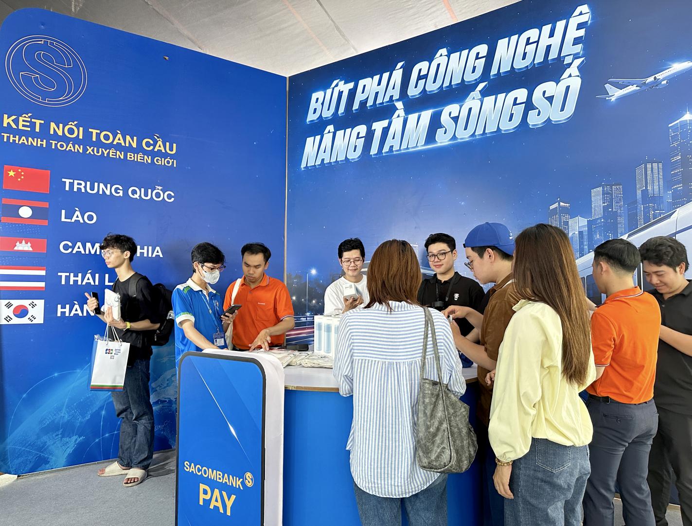 Gian hàng SACOMBANK tại Ngày Tài chính số 2026 - Ting Ting Day! sẽ tiếp tục mở cửa đón khách tham quan và trải nghiệm các dịch vụ đến hết tối 07/06.