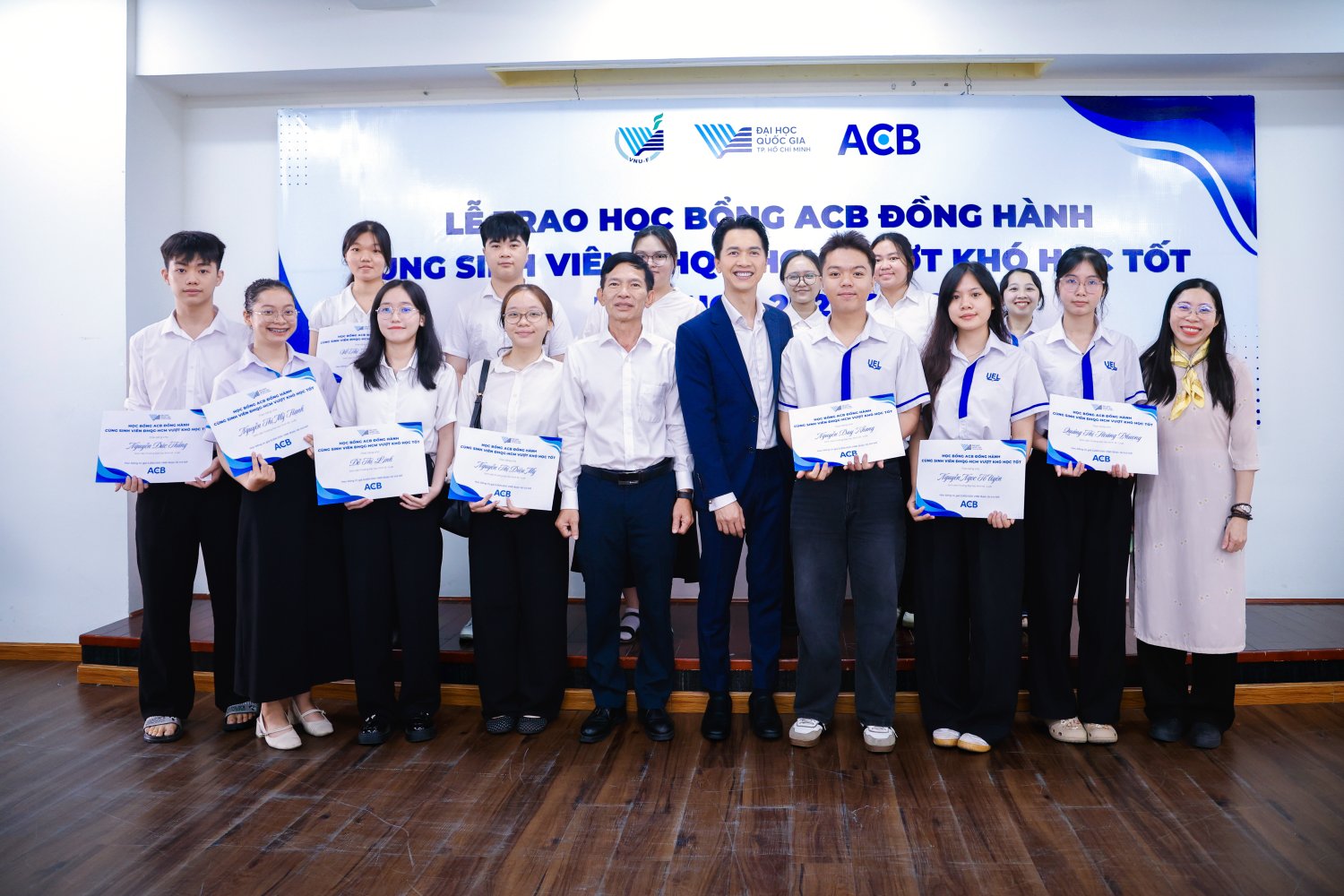 Chủ tịch ACB Trần Hùng Huy trao học bổng cho sinh viên tại Đại học Quốc gia TPHCM.