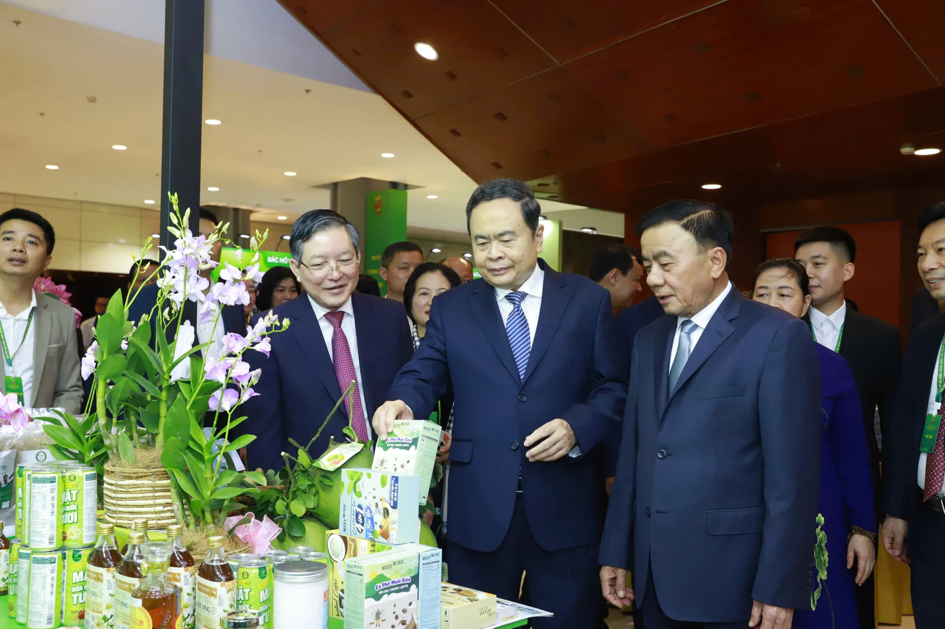 Chủ tịch Quốc hội Trần Thanh Mẫn và các đại biểu tham quan sản phẩm nông nghiệp tiêu biểu trưng bày phục vụ Đại hội.