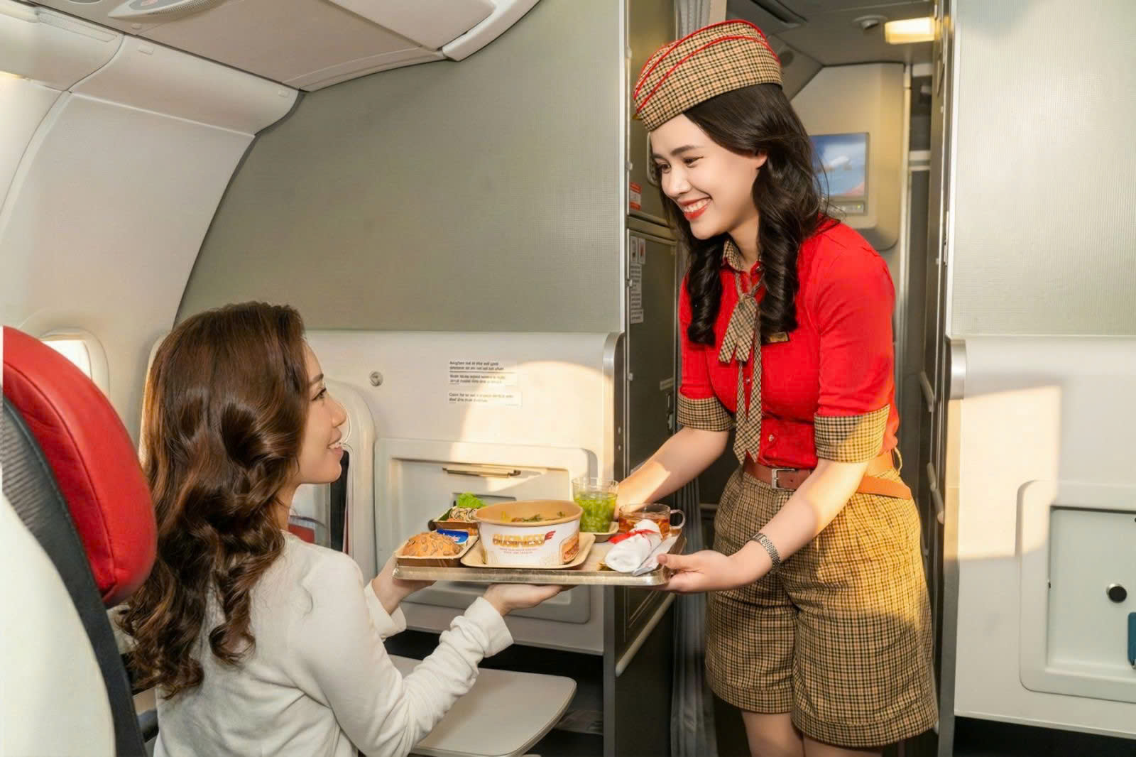 Bay cùng Vietjet, hành khách sẽ thưởng thức thực đơn các món nóng tươi ngon đặc sắc ẩm thực Việt Nam và thế giới .
