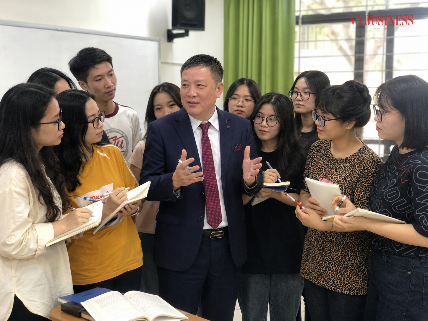 Phó Giáo sư, Tiến sĩ báo chí Nguyễn Ngọc Oanh đã và đang truyền đạt nhiều kỹ năng, kinh nghiệm quý báu cho các thế hệ học trò.