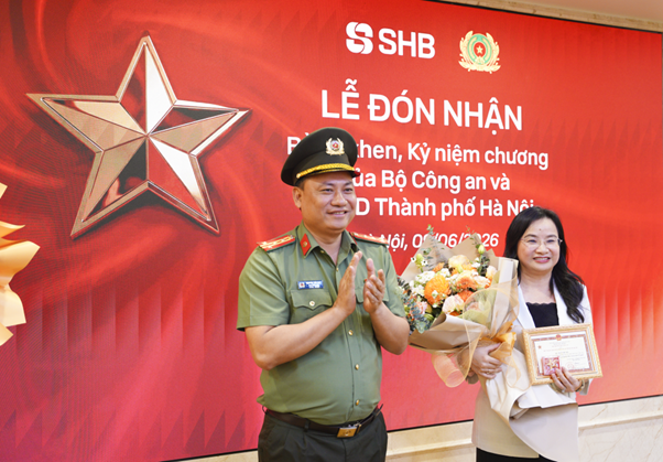 Tổng giám đốc Ngô Thu Hà vinh dự nhận Kỷ niệm chương Bảo vệ an ninh Tổ quốc.