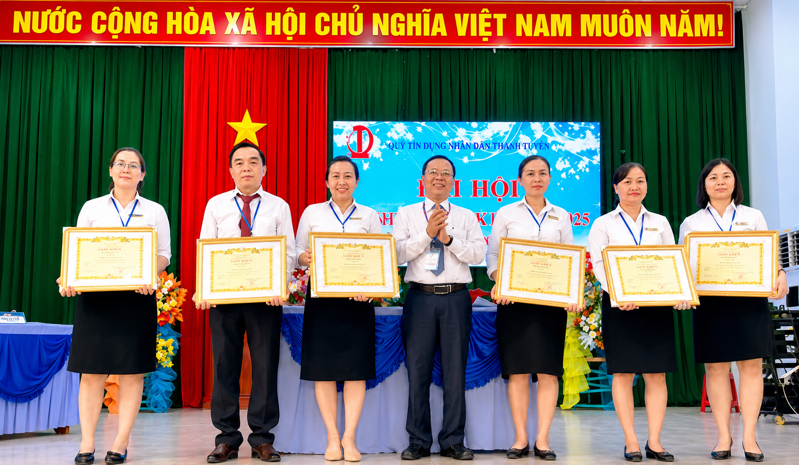 Ông Hà Văn Phúc- PCT LMHTX Tp. HCM trao tặng Giấy khen của BCH LMHTX Tp HCM cho cán bộ, nhân viên QTDND TT đã có thành tích hoàn thành tốt nhiệm vụ năm 2025.