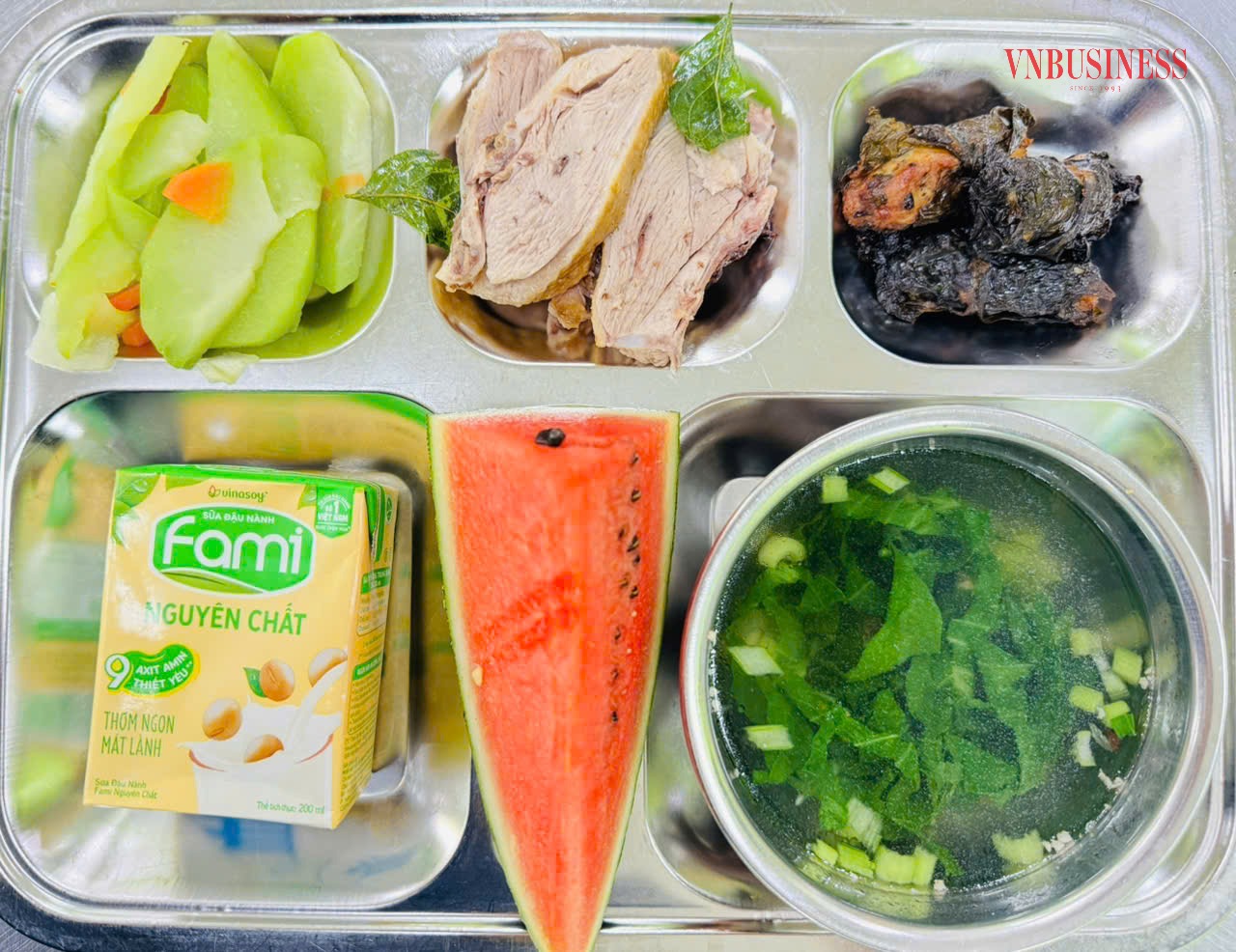 Suất ăn học đường của công ty Hoàng Minh đảm bảo dinh dưỡng, vệ sinh an toàn phực phẩm.