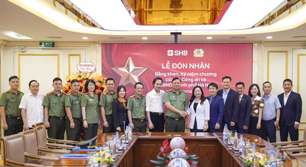 Đại diện lãnh đạo Công an TP Hà Nội và lãnh đạo SHB tại buổi lễ.