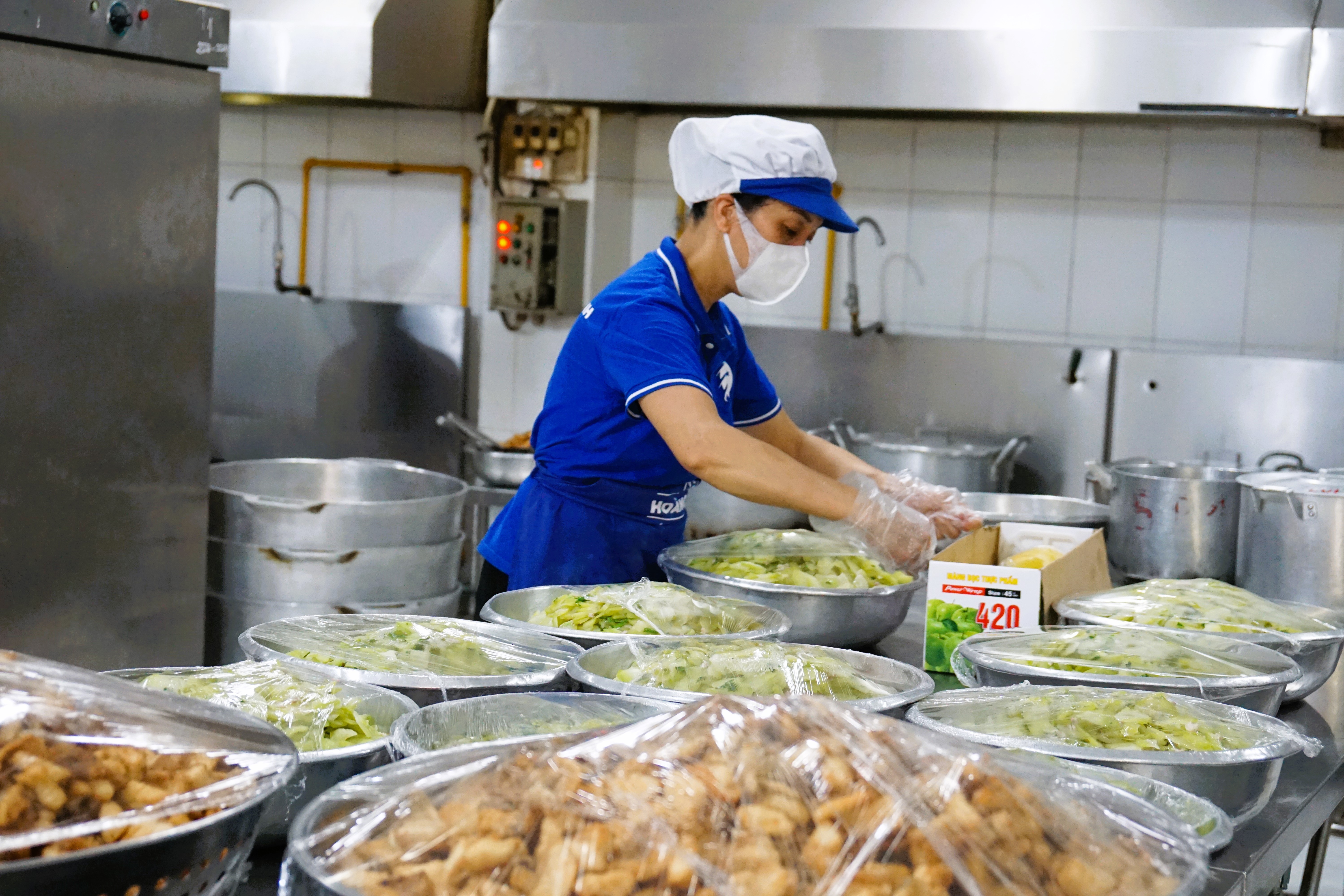 Suất ăn học đường của bếp ăn Hoàng Minh luôn đảm bảo dinh dưỡng, vệ sinh an toàn thực phẩm.
