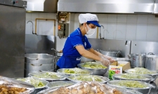 Suất ăn học đường của bếp ăn Hoàng Minh luôn đảm bảo dinh dưỡng, vệ sinh an toàn thực phẩm.