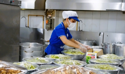 Suất ăn học đường của bếp ăn Hoàng Minh luôn đảm bảo dinh dưỡng, vệ sinh an toàn thực phẩm.