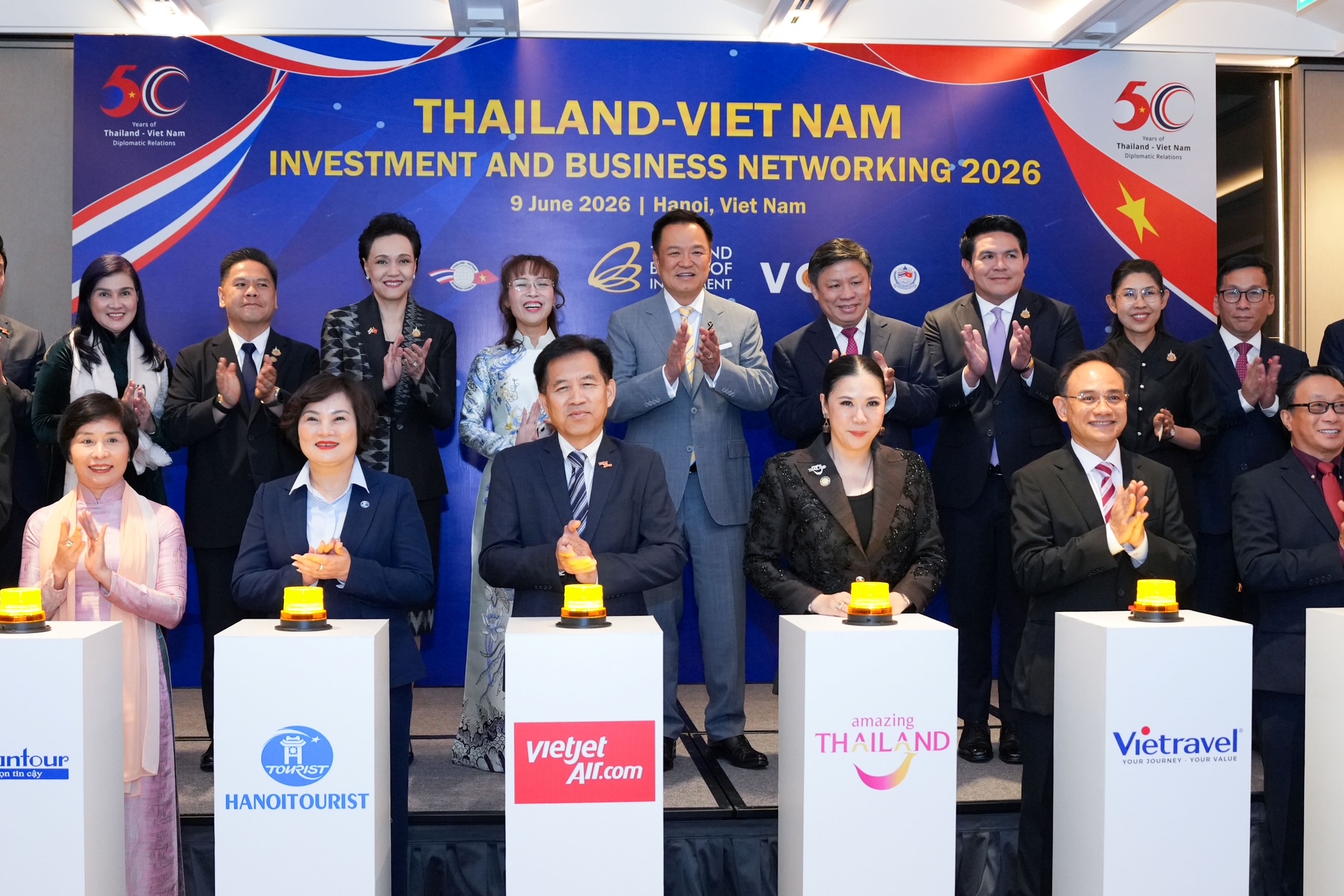 Sự kiện ký kết diễn ra trước sự chứng kiến của Phó Thủ tướng Suphajee Suthumpun và Bộ trưởng Du lịch và Thể thao Surasak Phancharoenworakul của Vương quốc Thái Lan.