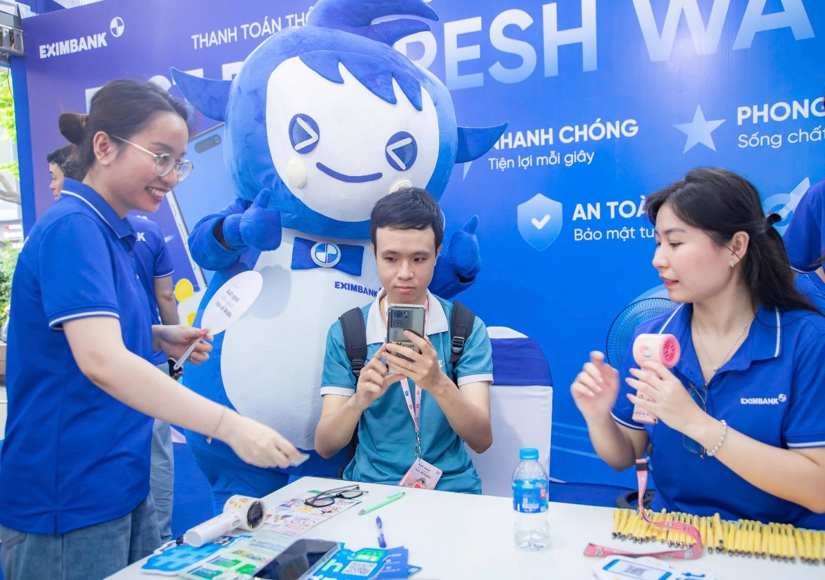 Khách hàng trải nghiệm mở tài khoản trực tuyến trên nền tảng ngân hàng số Eximbank EDigi ngay tại gian hàng sự kiện.