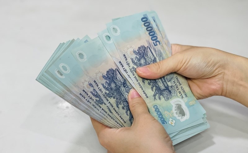 Hết thời dễ kiếm tiền, nhà đầu tư quay lại gửi tiết kiệm để