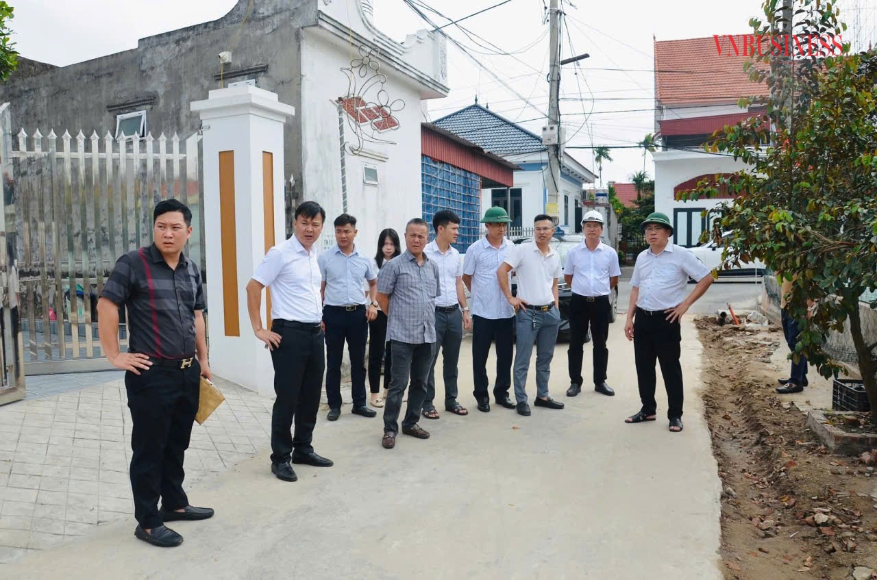 Lãnh đạo xã Kiến Hải cùng các phòng, Ban Quản lý dự án thường xuyên kiểm tra tiến độ thi công và kịp thời giải quyết các vướng mắc trong quá trình thi công (Ảnh: Kiến Hải)