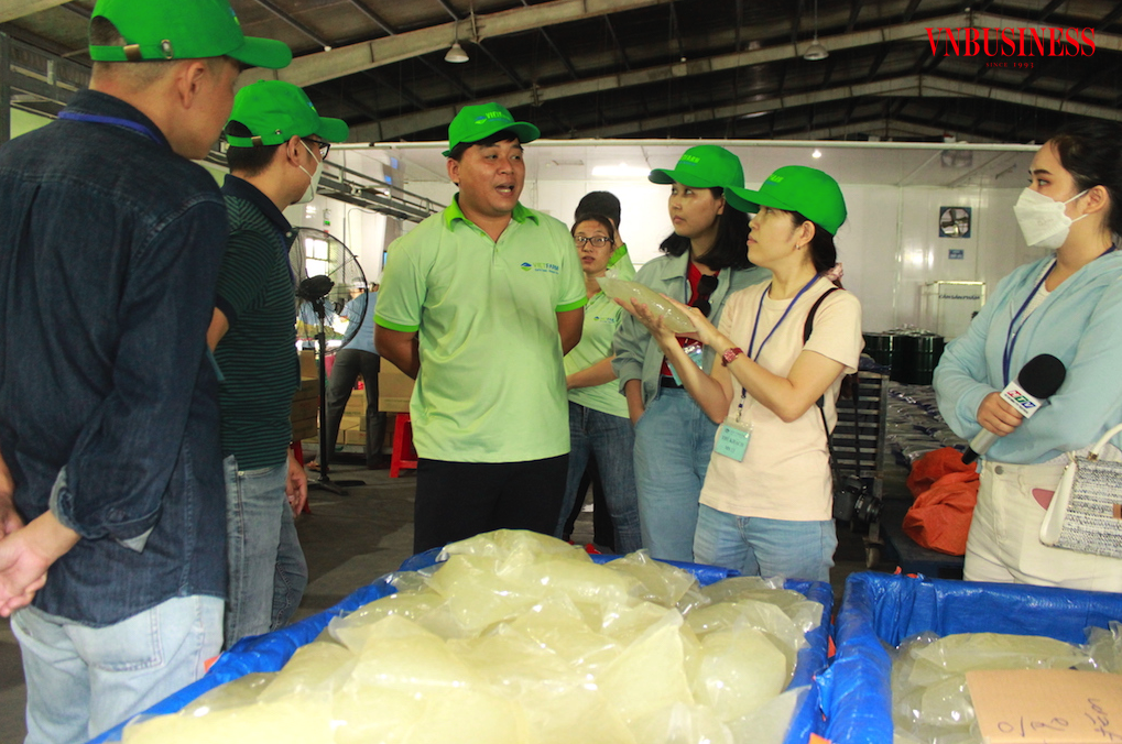Hoạt động phỏng vấn tại nhà máy chế biến nha đam trong chuyến thực tế tìm hiểu chuỗi giá trị của cây nha đam.