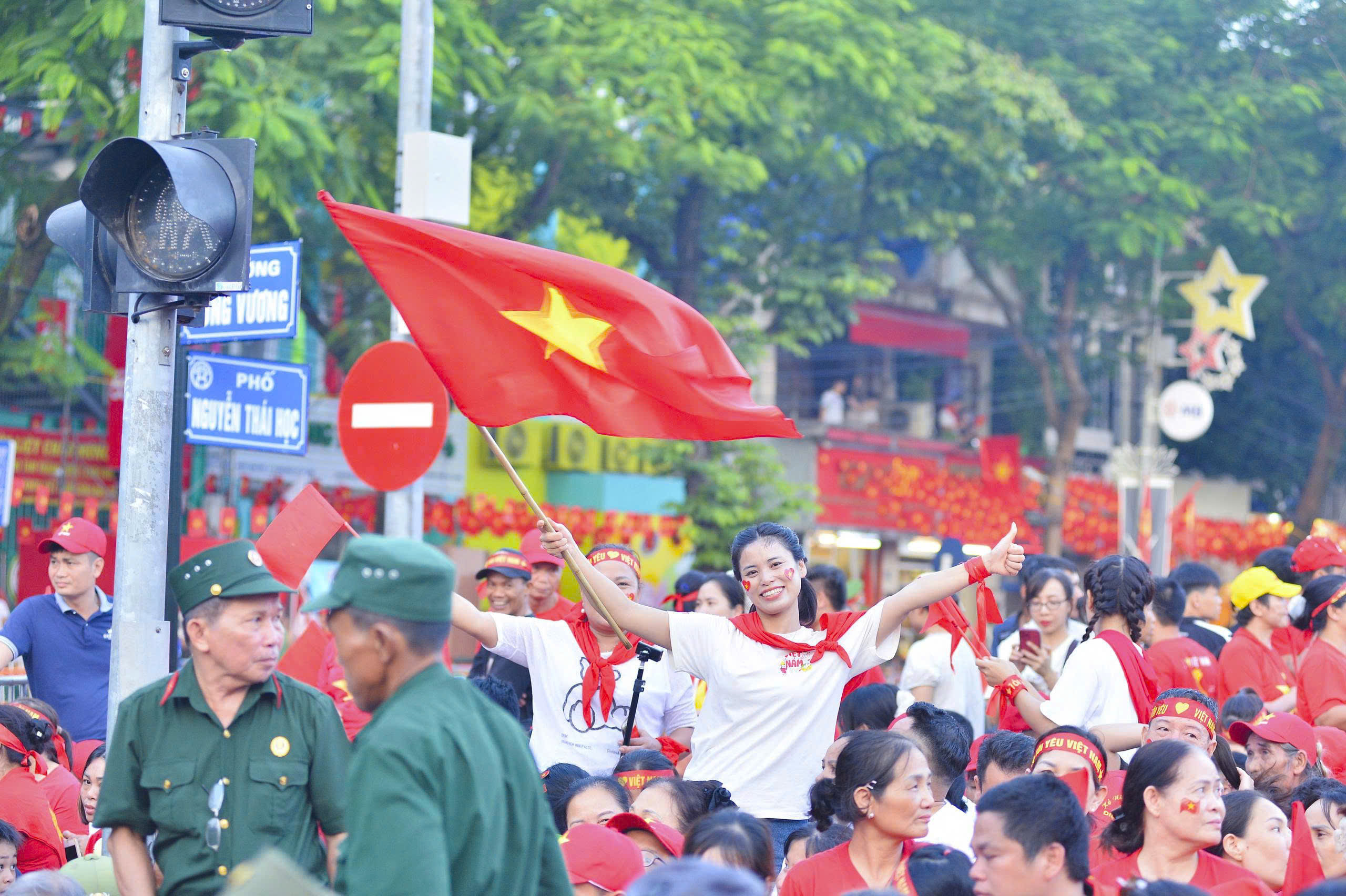 Lá cờ đỏ sao vàng giữa biển người tạo nên một khuôn hình giàu cảm xúc. Báo chí không chỉ ghi lại sự kiện mà còn lưu giữ tinh thần, cảm xúc và sức sống của cộng đồng.