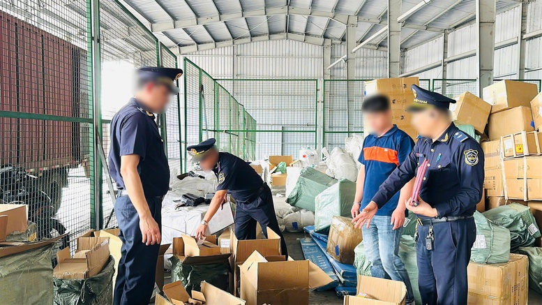 Các cán bộ Hải quan triển khai nhiệm vụ và tang vật bị bắt giữ.