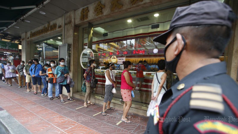 Hình ảnh người dân Thái Lan xếp hàng bán vàng. Ảnh: Bangkok Post.