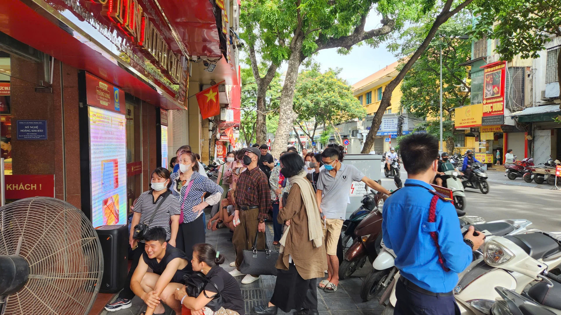 Cảnh tượng xếp hàng mua vàng lại xuất hiện tại Việt Nam khi giá vàng bất ngờ tăng.