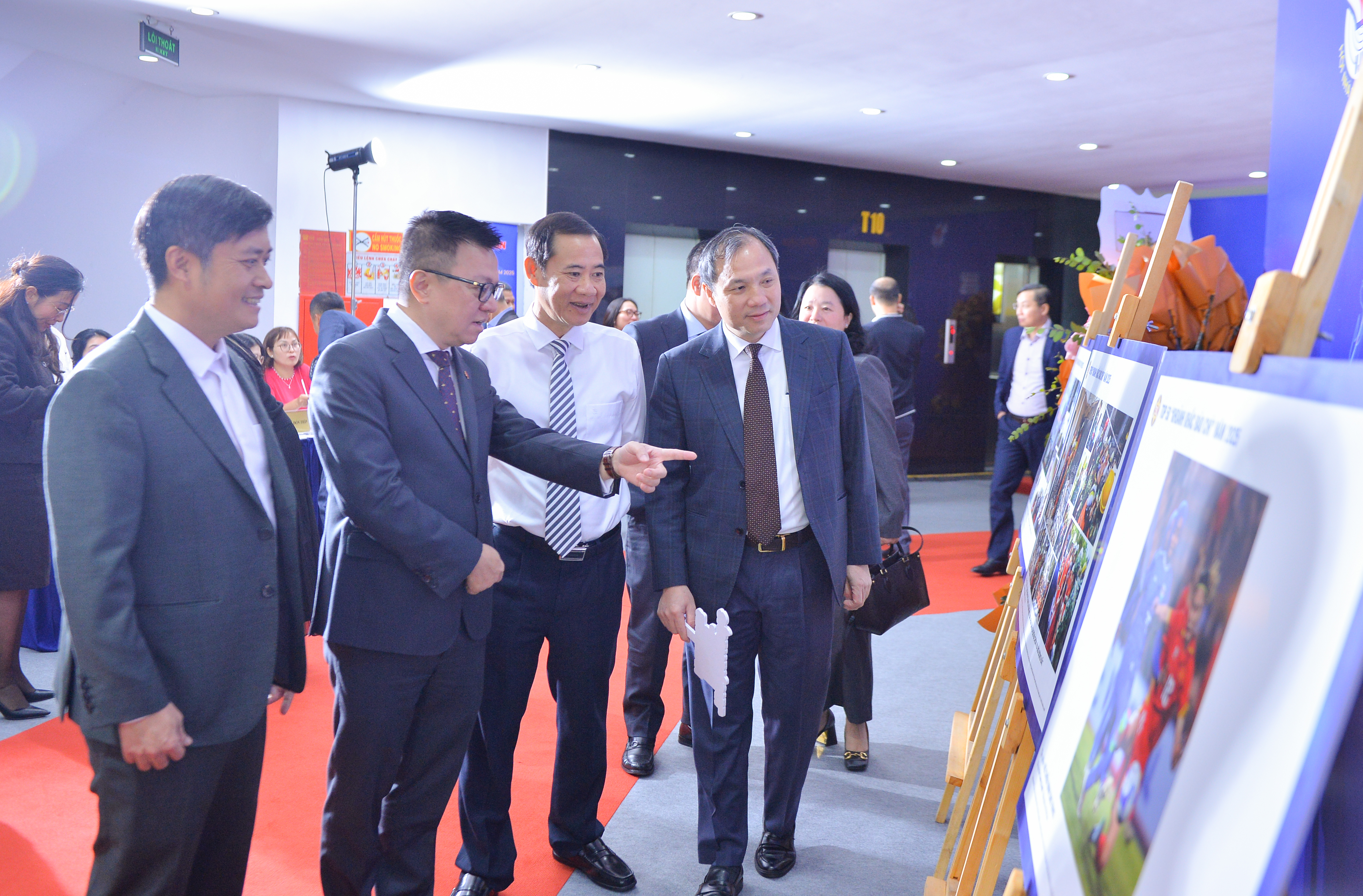 Những bức ảnh báo chí xuất sắc được giới thiệu tại triển lãm bên lề Lễ trao giải “Khoảnh khắc Báo chí 2025” đã thu hút sự quan tâm của lãnh đạo Hội Nhà báo Việt Nam và đông đảo người làm báo. Mỗi khuôn hình là một lát cắt chân thực của cuộc sống, góp phần khẳng định sức mạnh của ảnh báo chí trong việc ghi lại lịch sử, phản ánh hiện thực và lan tỏa những giá trị tích cực tới cộng đồng.