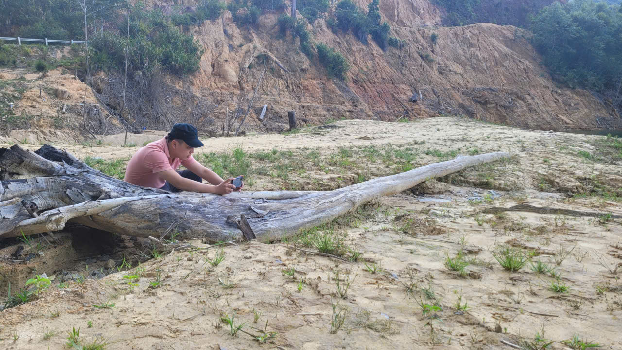Nhà báo Võ Mạnh Hùng đang tác nghiệp.