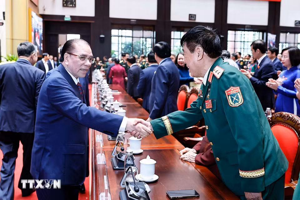 Nguyên Tổng Bí thư Nông Đức Mạnh với đại biểu dự Đại hội. Ảnh: Doãn Tấn/TTXVN.
