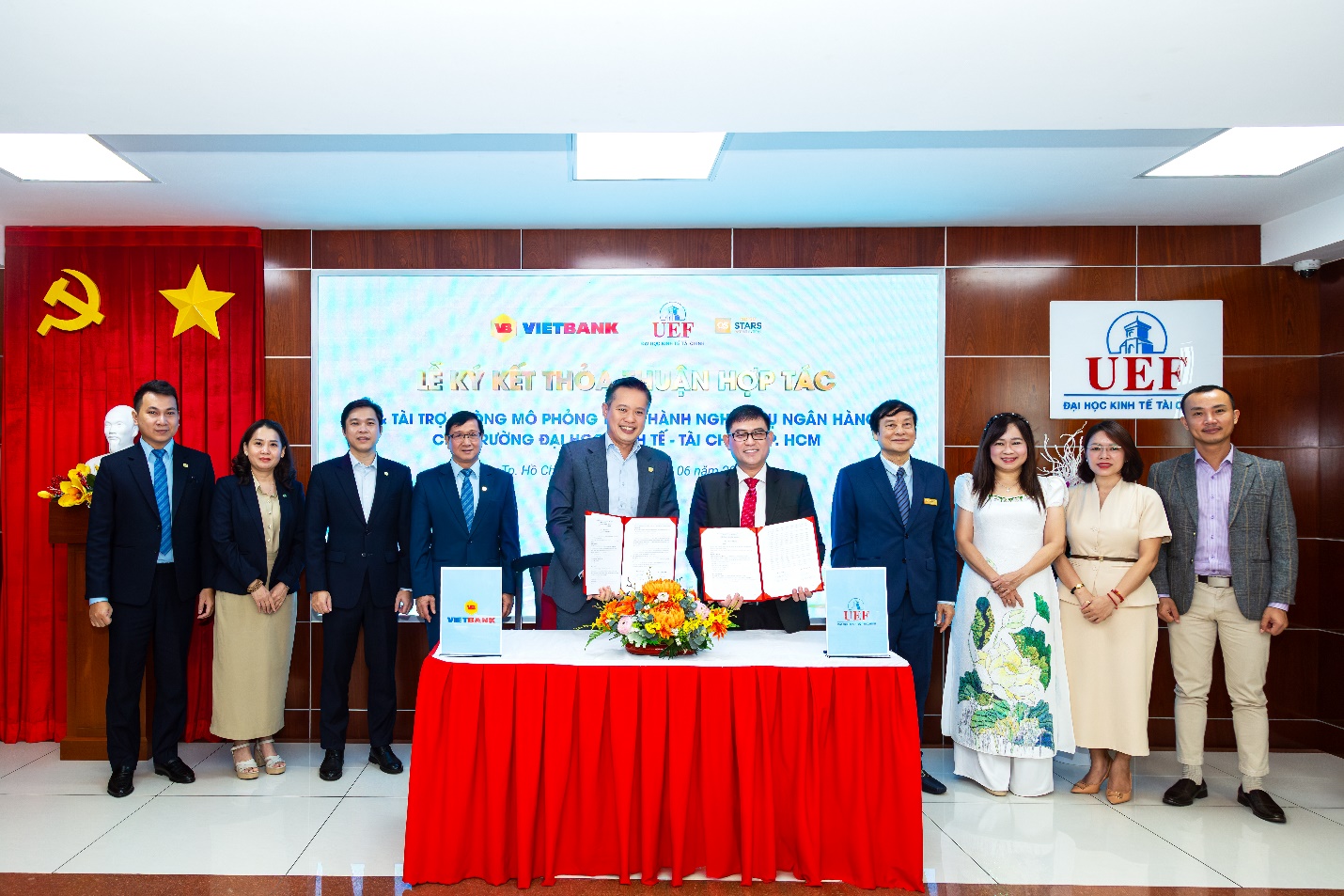 Vietbank ký kết hợp tác UEF, tài trợ phòng thực hành mô phỏng nghiệp vụ ngân hàng