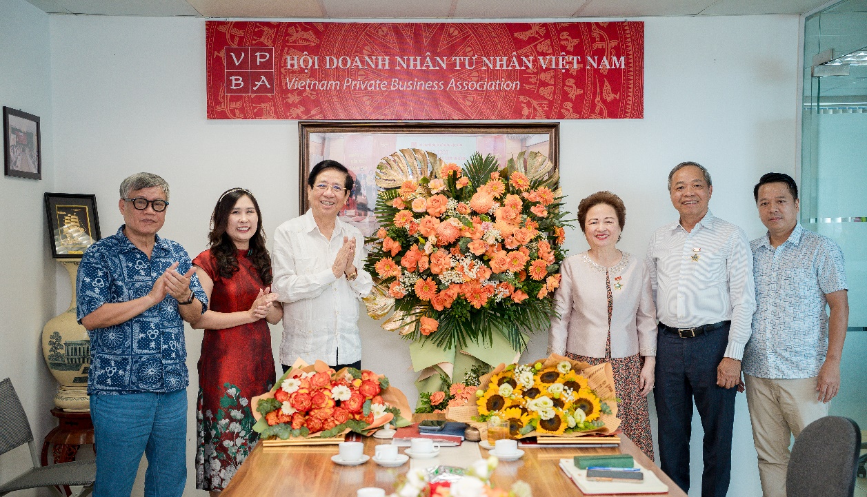 Đại diện Ban chấp hành VPBA tặng hoa chúc mừng bà Nguyễn Thị Nga.