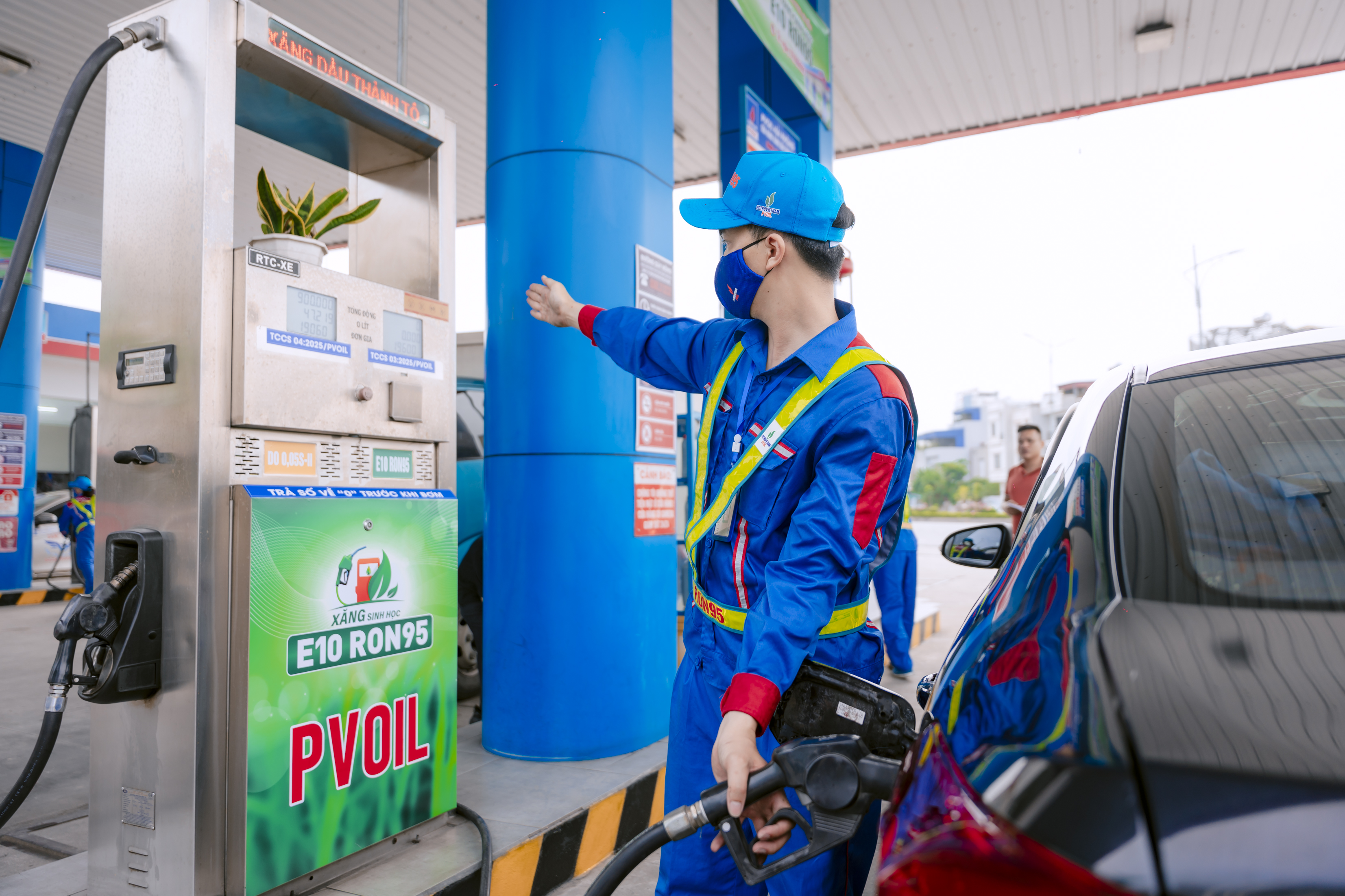 Bộ Tài chính rà soát thêm chính sách thuế để giảm giá, khuyến khích người dân dùng xăng E10. Ảnh: PVOIL
