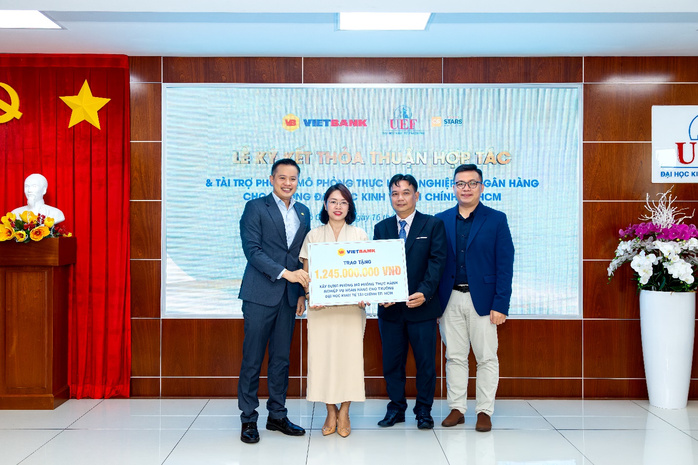 Ông Lê Thanh Quý Ngọc – Q. Tổng Giám đốc Vietbank (bìa phải) trao bảng tài trợ Phòng mô phỏng thực hành nghiệp vụ ngân hàng cho TS. Hà Thị Thủy - Trưởng khoa Tài chính - Kế toán UEF.