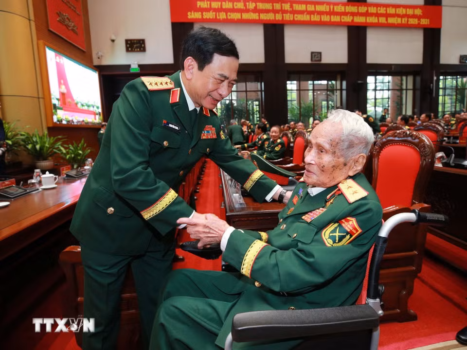 Đại tướng Phan Văn Giang, Ủy viên Bộ Chính trị, Phó bí thư Quân ủy Trung ương, Phó Thủ tướng Chính phủ, Bộ trưởng Bộ Quốc phòng, với đại biểu dự Đại hội. Ảnh: Trọng Đức/TTXVN.